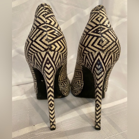 Jessica Simpson Brynn Off-White and Black Print Platform Pumps. Size 8.5 - Picture 4 of 5
